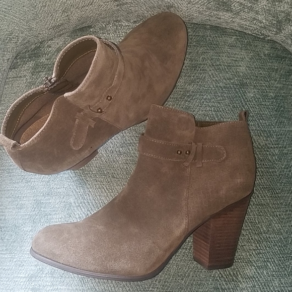 🎉Make an offer Olive Green Boot - Picture 2 of 6